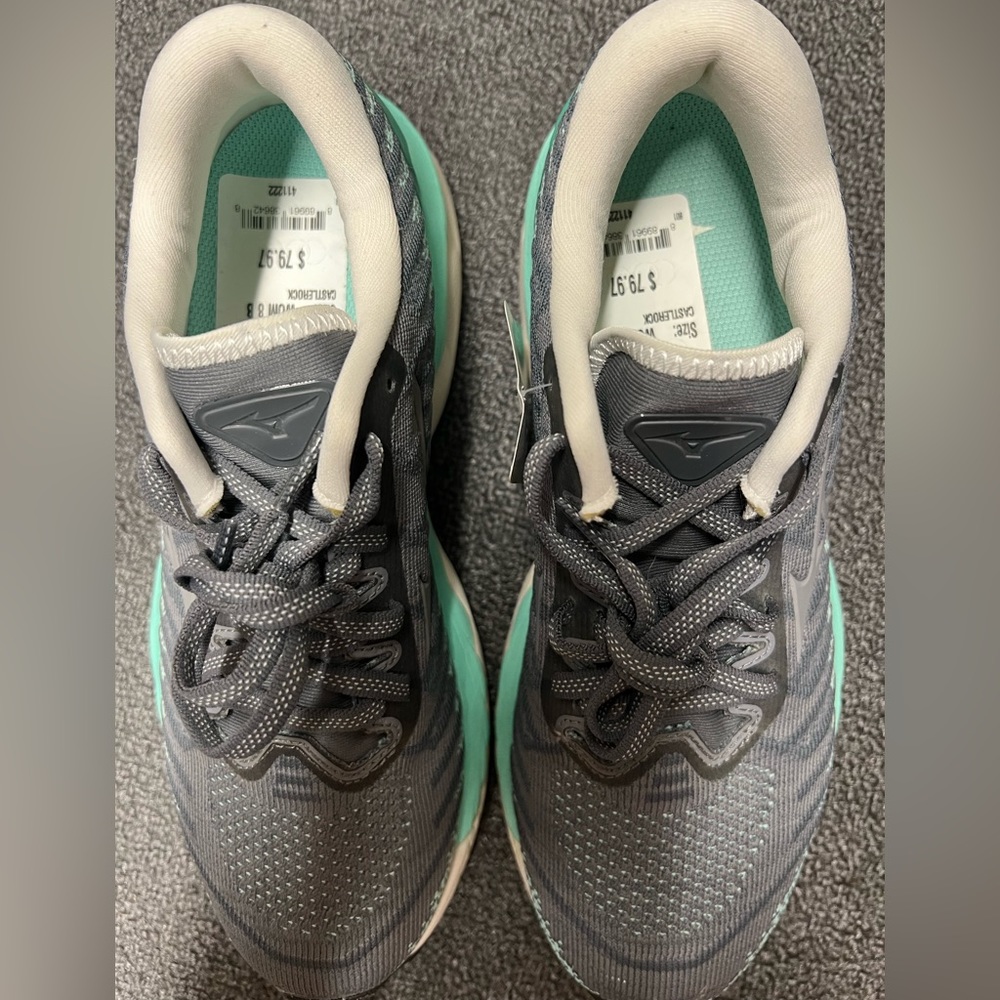 Women’s size 8 Mizuno wave knit